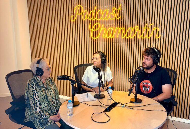 Tres personas en una sala de podcast