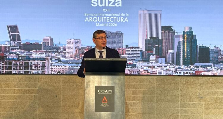 El delegado de Políticas de Vivienda y presidente de la Empresa Municipal de la Vivienda y Suelo de Madrid (EMVS Madrid), Álvaro González, en la inauguración de la XXIII Semana Internacional de la Arquitectura