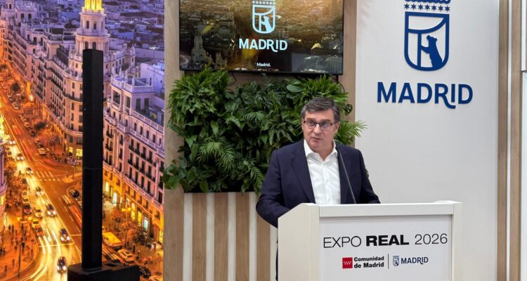 El delegado de Políticas de Vivienda y presidente de la Empresa Municipal de Vivienda y Suelo (EMVS Madrid), Álvaro González, en la inauguración del estand del Ayuntamiento de Madrid en EXPO REAL