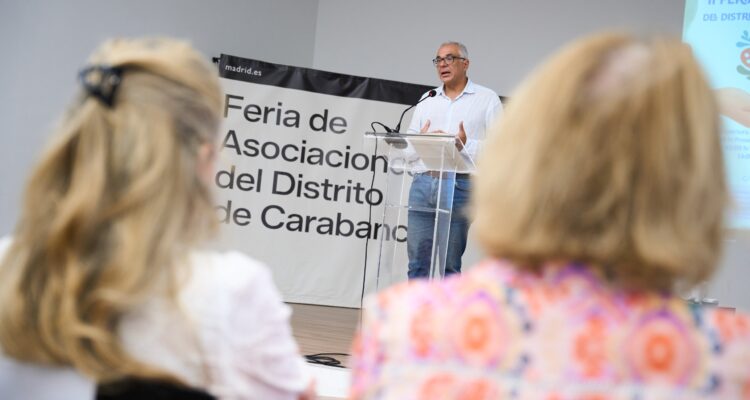 El concejal Carlos Izquierdo durante la presentación de la Feria de Asociaciones y Entidades de Carabanchel
