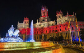 Cibeles iluminada con la bandera de españa