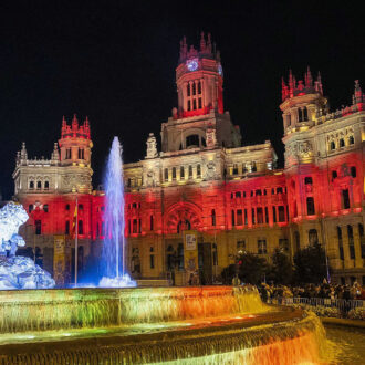 Cibeles iluminada con la bandera de españa