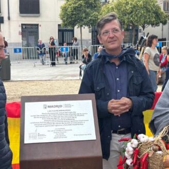 El delegado de Urbanismo, Medio Ambiente y Movilidad, Borja Carabante, y el concejal del distrito, José Antonio Martínez Páramo, en el monolito dedicado a las fuencarraleras