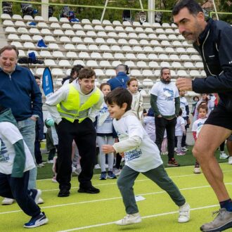 El delegado de Políticas Sociales, Familia e Igualdad, José Fernández, y el concejal del distrito, Jaime González Taboada, en la jornada deportiva familiar