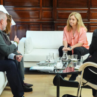 Sanz mantiene un encuentro con la presidenta de la Asociación de Víctimas del Terrorismo