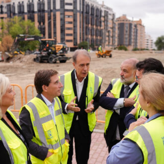 Almeida visita las obras de remodelación de la Gran Vía del Sureste en el Ensanche de Vallecas