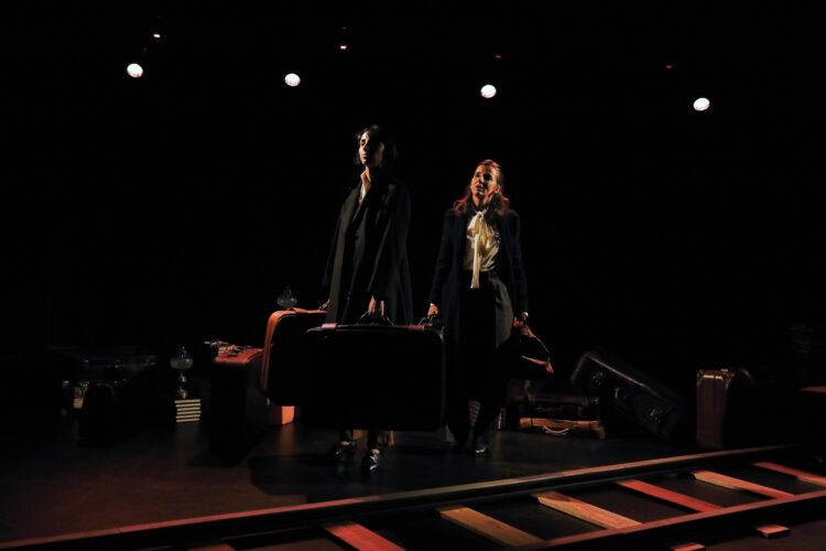 Rebeca Hernando y Ainara Orgaz, las actrices protagonistas de la obra Duermen bajo las aguas