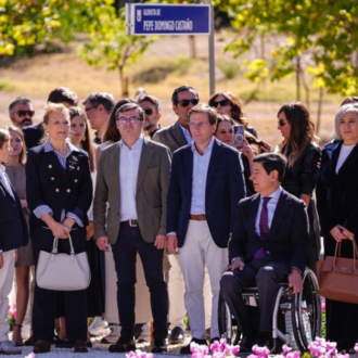 El alcalde de Madrid, José Luis Martínez-Almeida, ha asistido esta mañana al izado de la bandera nacional en la glorieta de Pepe Domingo Castaño