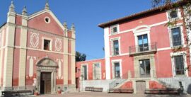 Fachada de ladrillo rojizo de la iglesia del Santuario de Nuestra Señora de Valverde junto a un edificio anexo, en Fuencarral