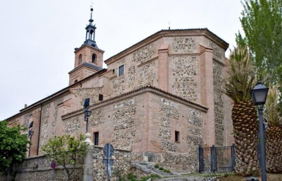 Fachada lateral de la iglesia de Santa María la Antigua de Vicálvaro, construida en ladrillo y piedra.