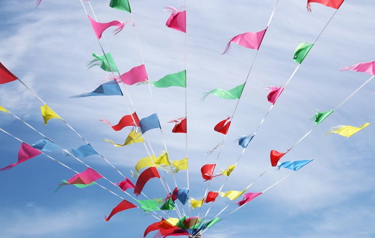Banderines ondeando en el cielo