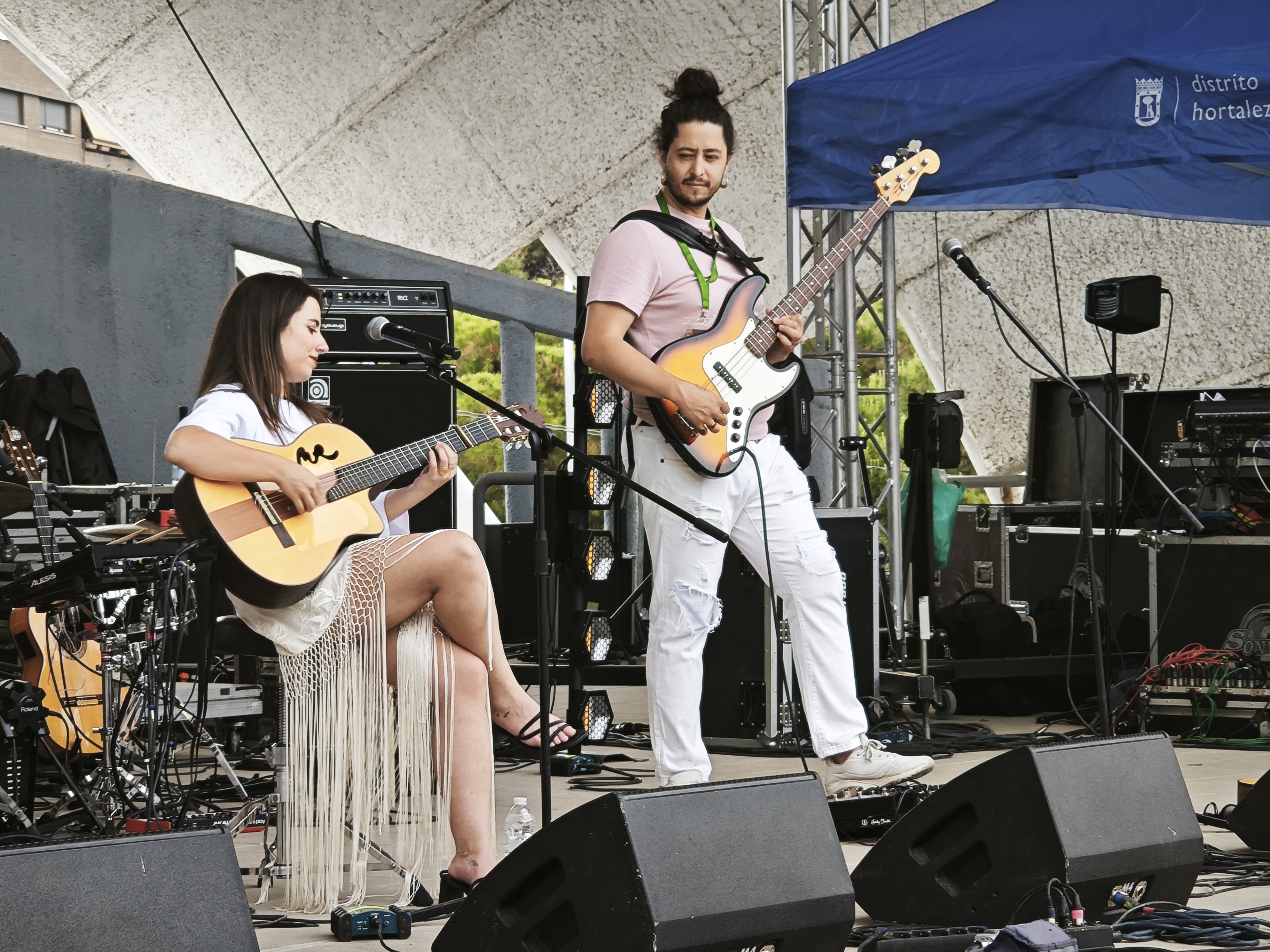 Actuación de Natalia Vega, banda ganadora del concurso Roberto Mira de las Fiestas de Hortaleza 2025